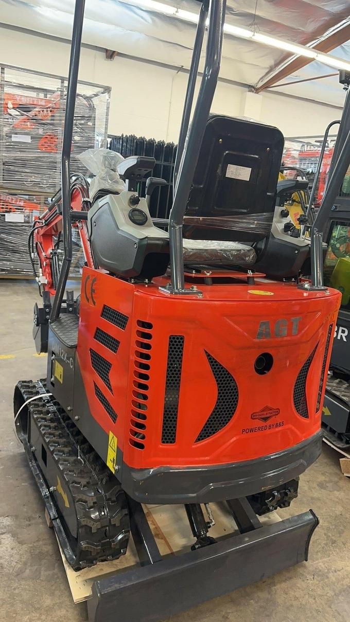 AGT DM12X-C Mini Excavator – Pilot Control, Swing Boom, Hydraulic Thumb by Bidadoo